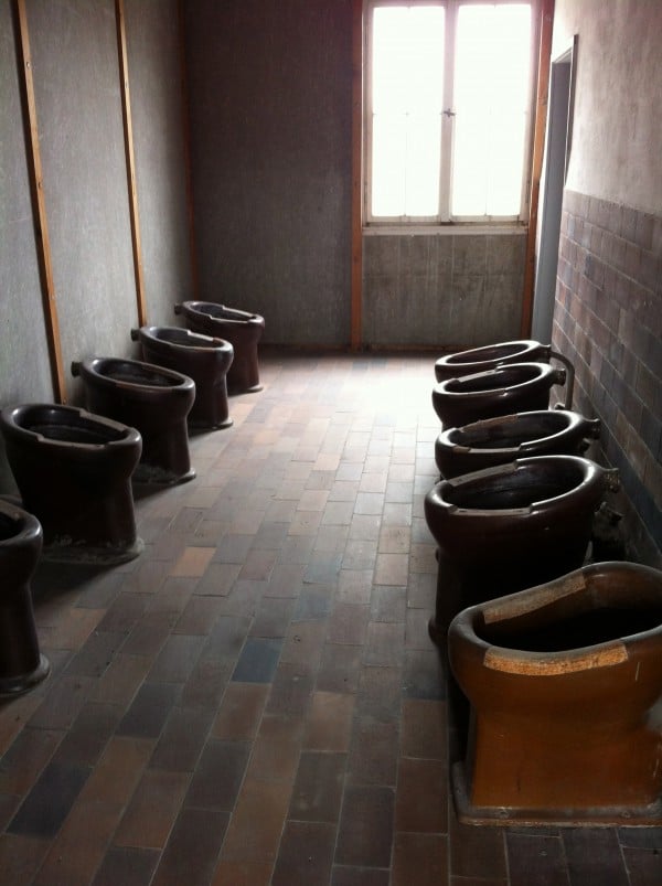 Die Toiletten, für mindestens 50 Personen