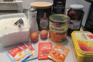 Streuselkuchen mit Aprikosen und Kirschen