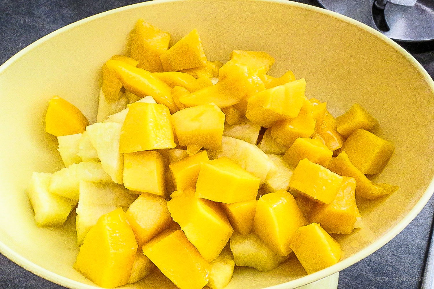 Ananas-Mango Fruchteis ist mit dem Eis Zauber von Diamant sehr schnell und einfach selber gemacht