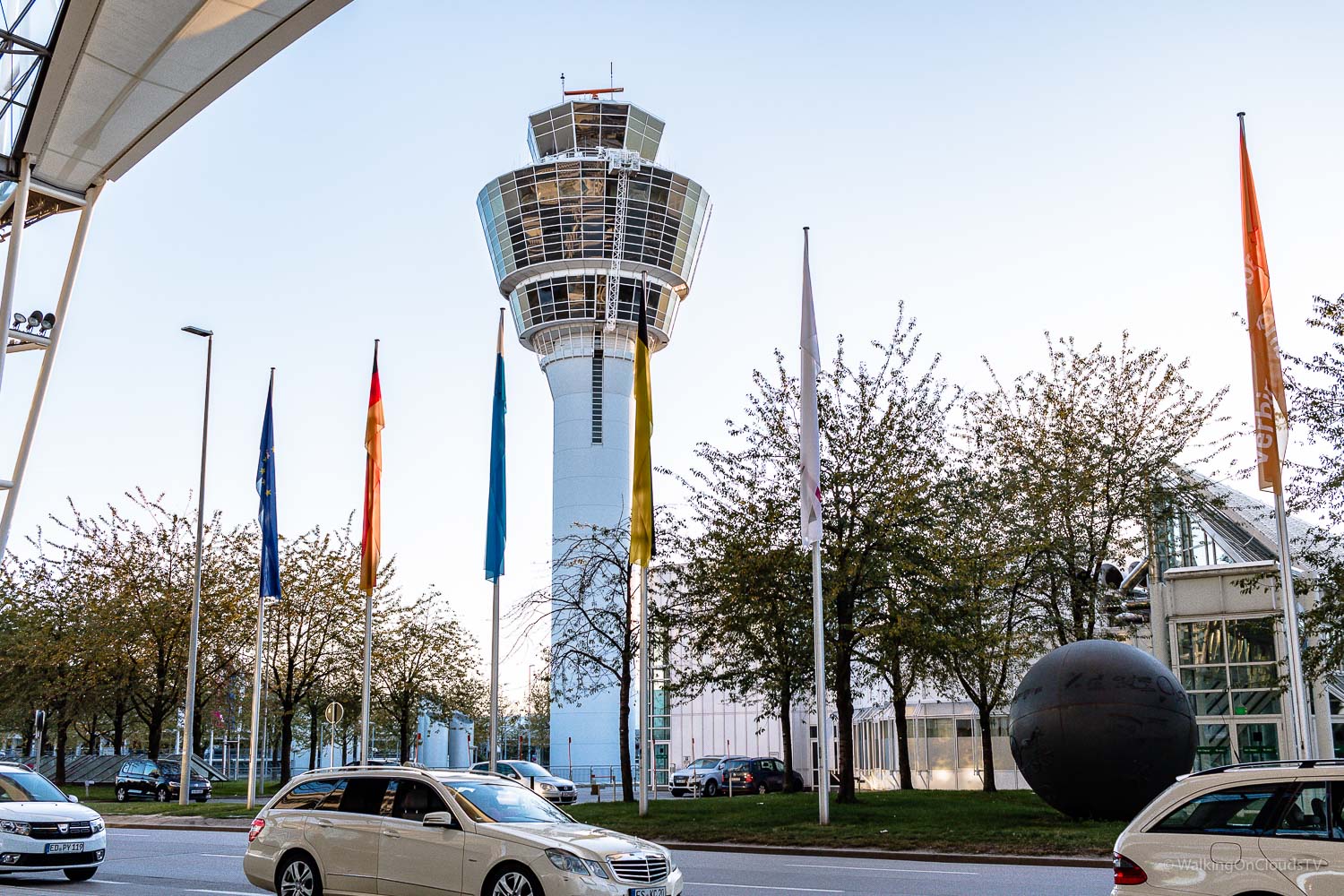 Hilton Hotel München Airport, ideal bei einem frühen Abflug, Urlaub, Geschäftsreise, Wellnessoase bei Zwischenstop, Restaurant Charles Lindbergh, Atrium, Fussball Doppelpass