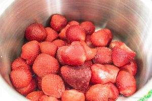 Rezept für Erdbeer-, Rhabarbermarmelade mit etwas Vanille - einfach selbstgemacht - Kochrezept - schnell gemacht